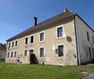 VERRIERES DE JOUX - PROCHE FRONTIERE - GRENIER DE 300 M2 A A