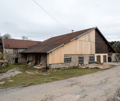 7 Km DE LEVIER - GEVRESIN : MAISON DE CARACTERE A RENOVER SU